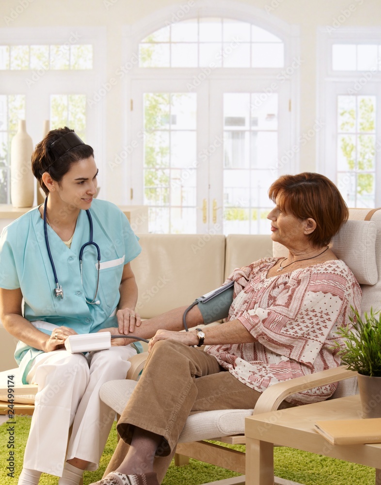 Obraz premium Nurse measuring blood pressure