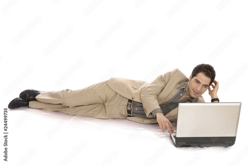 Manager liegend mit Laptop Manager liegend mit Laptop