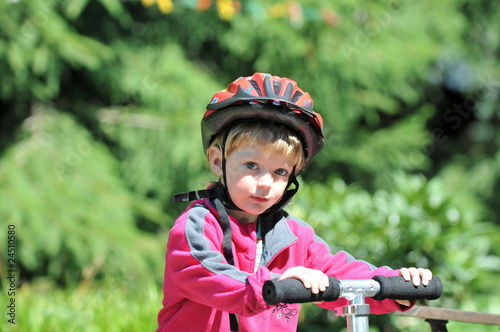 Kleinkind mit Fahrradhelm