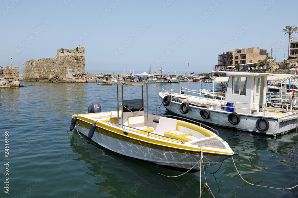 Bateaux dans le vieux port Phénicien de Byblos