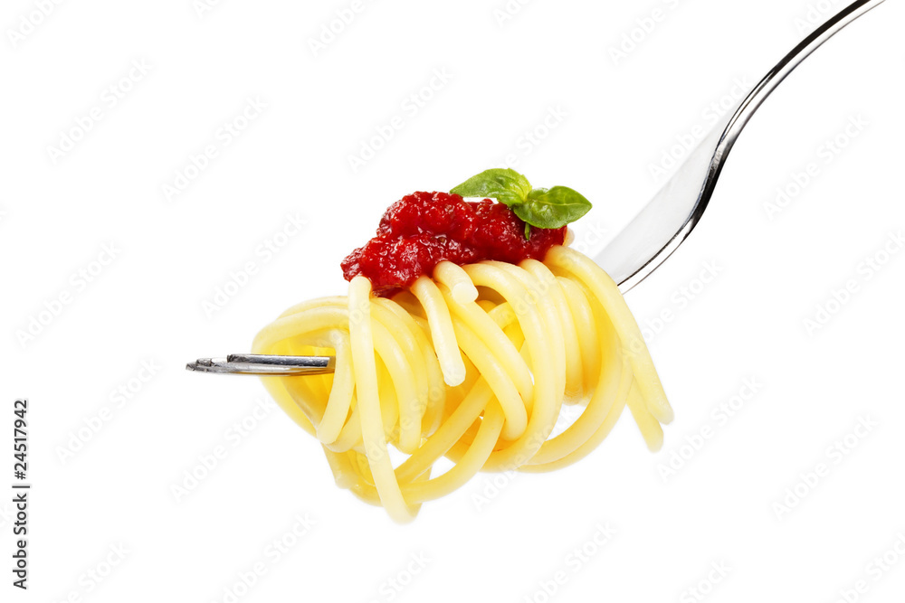 spaghetti auf einer gabel mit sauce und basilikum Stock-foto | Adobe Stock