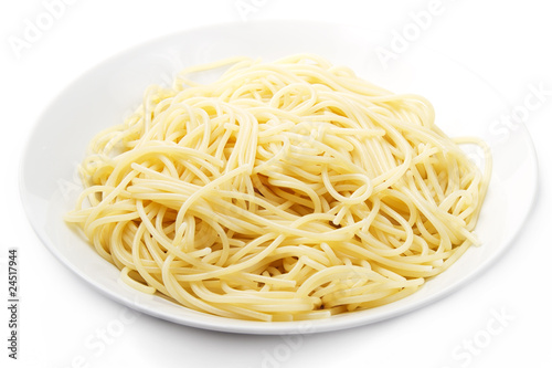 ein teller spaghetti auf weissem hintergrund