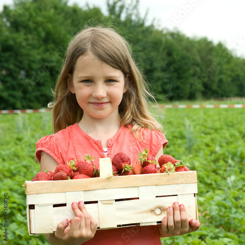 Girl wiht a basket strawberry
