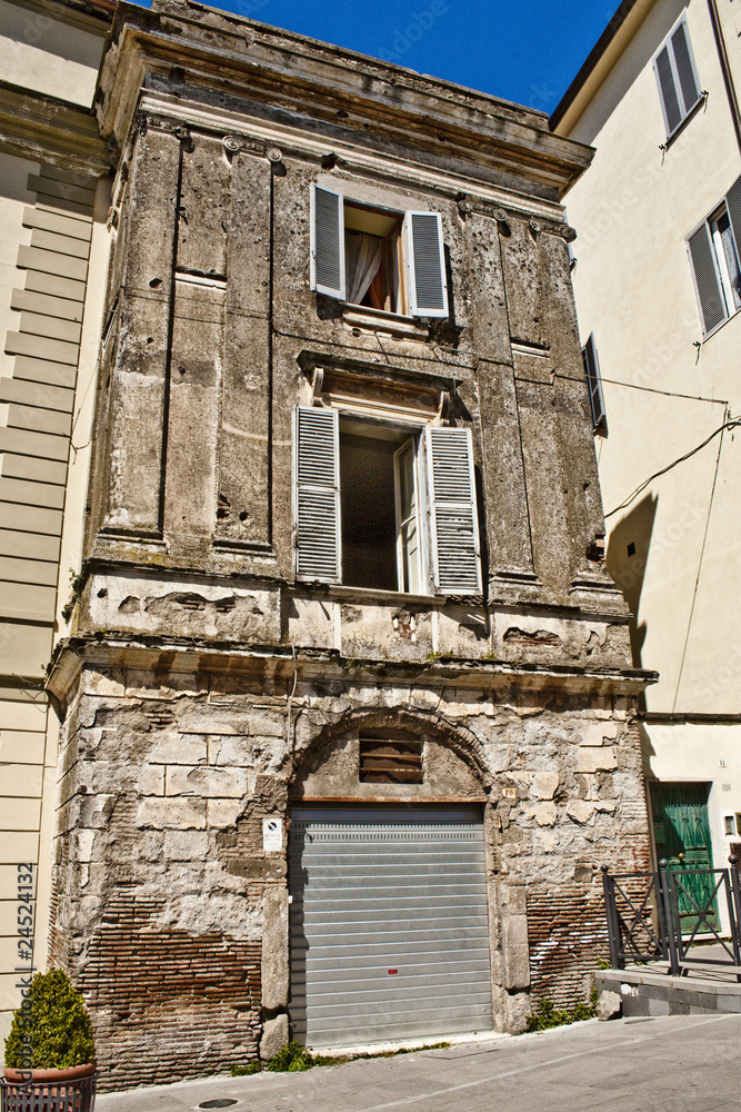 Fototapeta premium Edificio desgastado en Frascati
