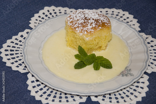 Rohrnudel mit Vanillesoße