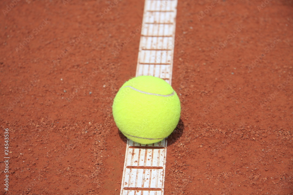 TENNIS - Tennisball auf der Linie
