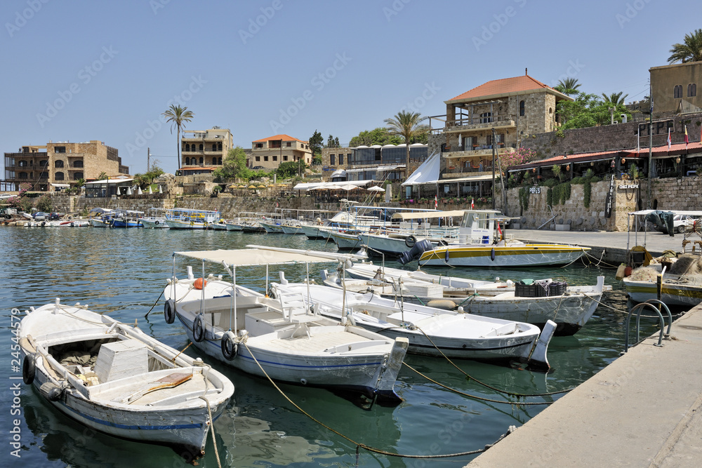 Bateaux dans le vieux port Phénicien de Byblos