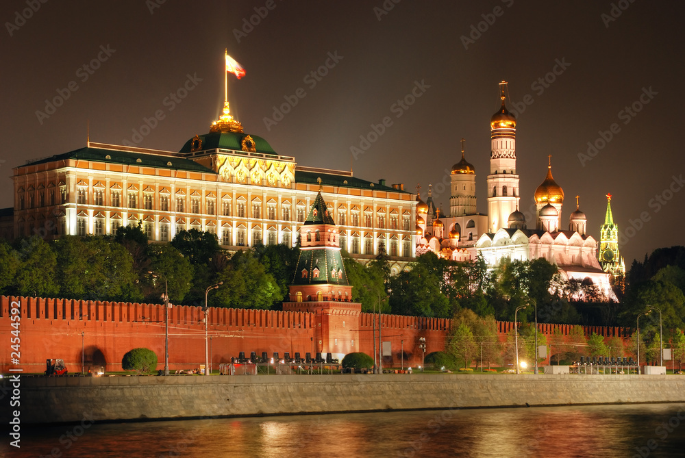 Naklejka premium Moscow Kremlin at night