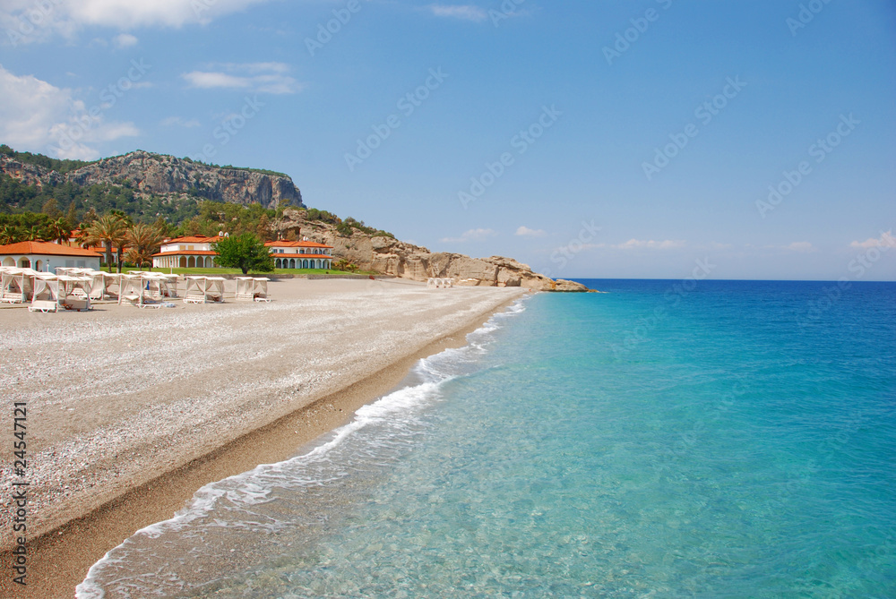 Obraz premium Piaszczysta plaża przy hotelu w Kiris (Kemer), Turcja