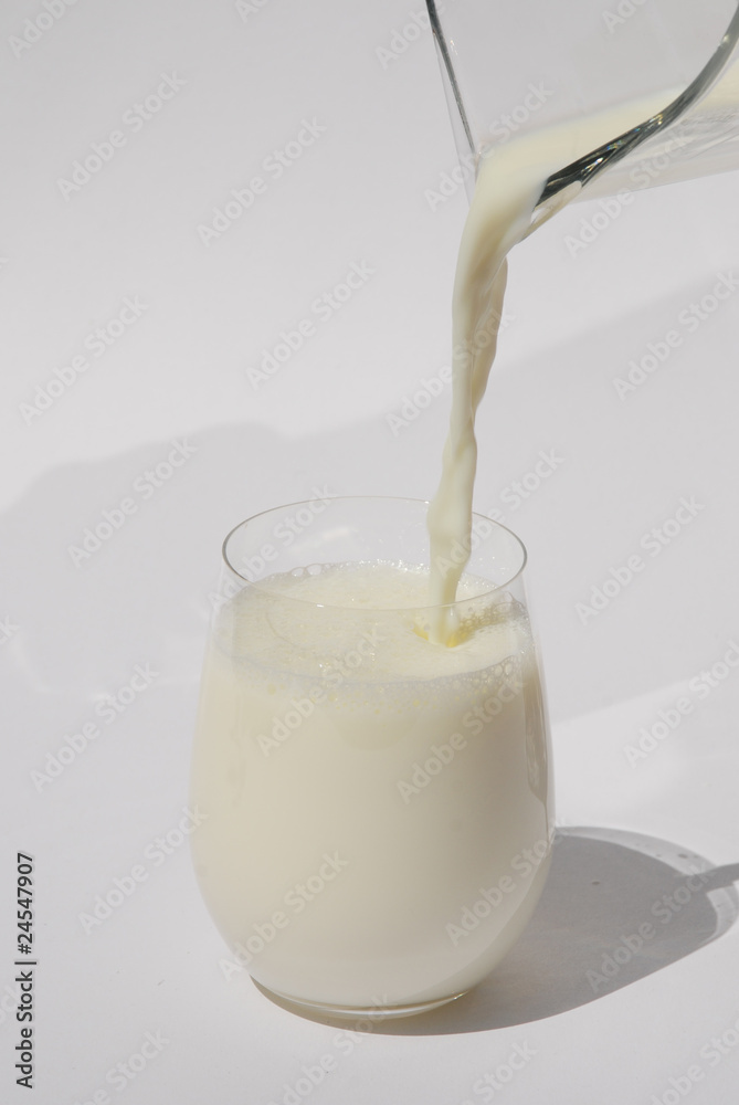 Milch einschenken