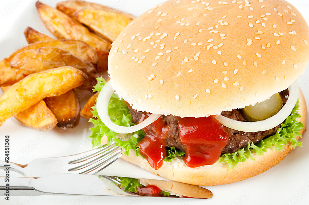 Hamburger mit Kartoffelecken Hamburger mit Kartoffelecken