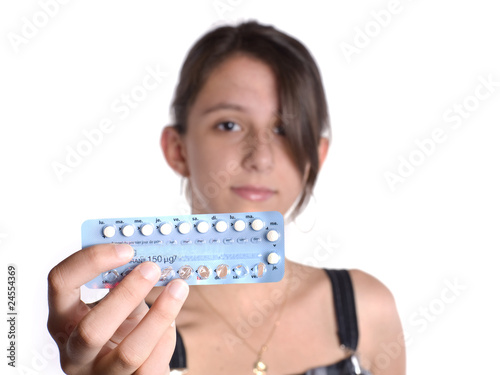 jeune femme qui présente une plaquette de pilules contraceptives
