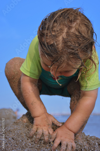 Quadro su tela Enfant qui joue sur un tas de sable