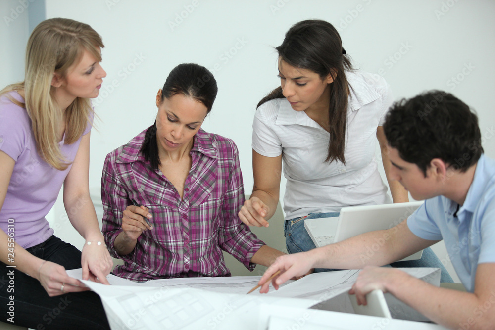 Groupe de jeunes en formation d'architecture Groupe de jeunes en formation d'architecture