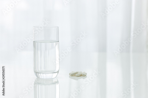 テーブルに置いた薬と水
