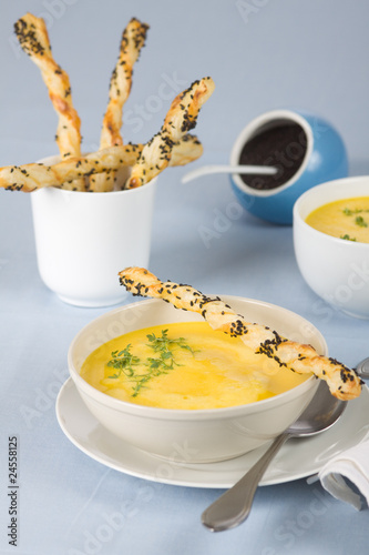 Sesamstangen mit Suppe photo