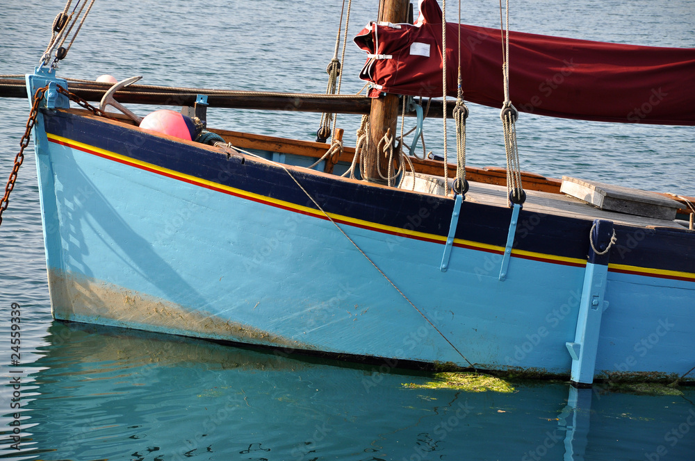 Vieux bateau de pêche dans le Finistère, Bretagne