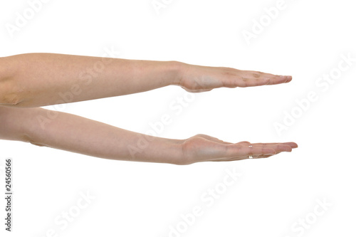 Freigestellte Hände zeigen Größe