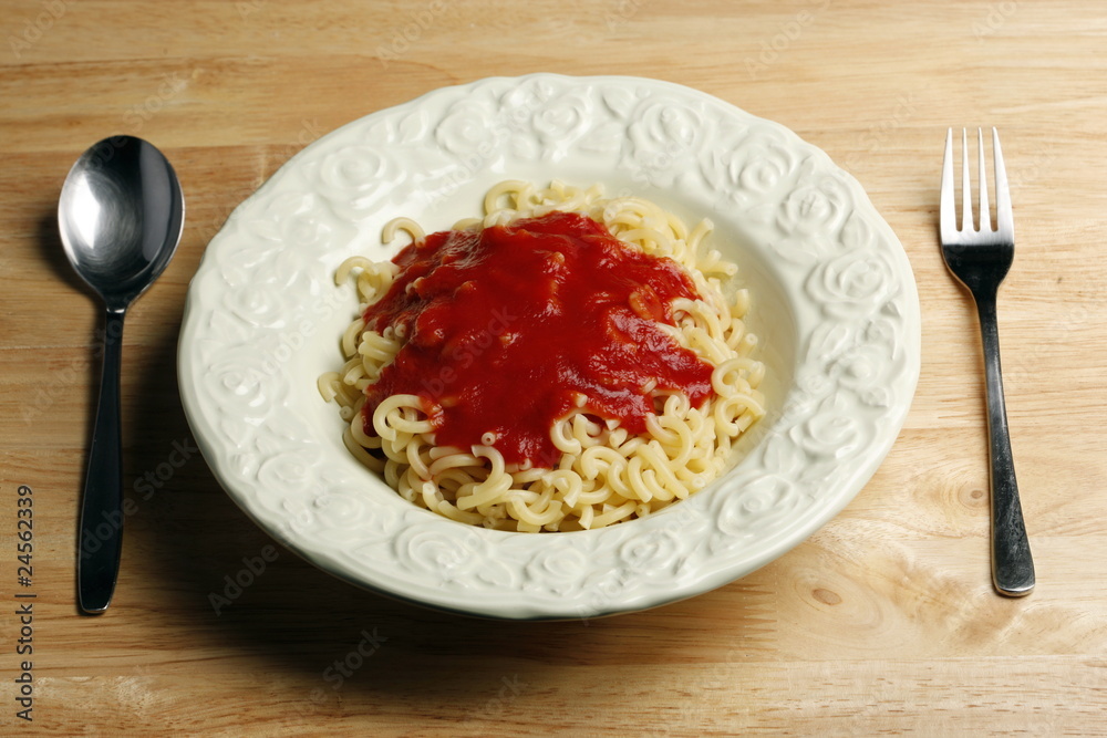 Gabelspaghetti mit Tomatensoße auf Teller Gabelspaghetti mit Tomatensoße auf Teller