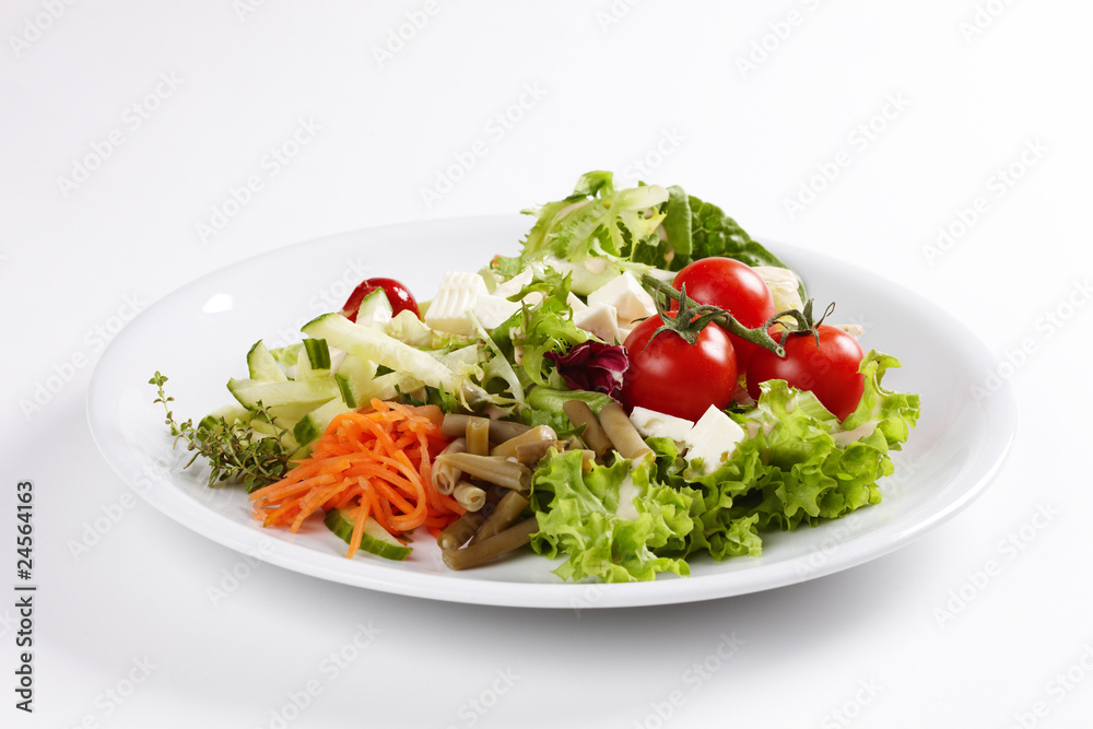 Großer, mediterraner Salatteller mit Fetakäse und Tomate Großer, mediterraner Salatteller mit Fetakäse und Tomate