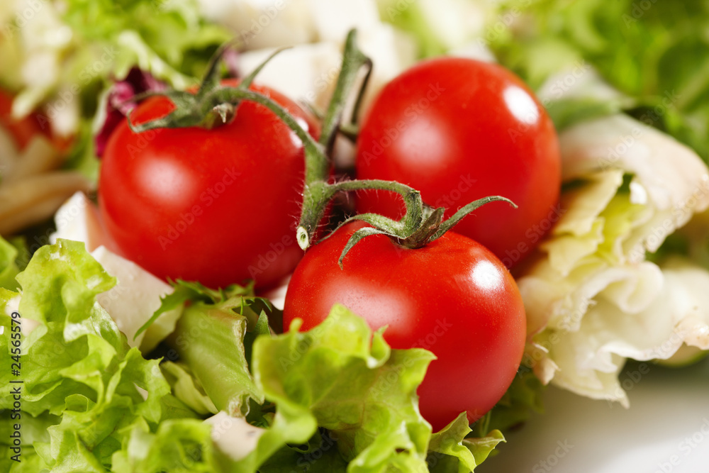 Großer, mediterraner Salatteller mit Fetakäse und Tomate Stock Photo ...