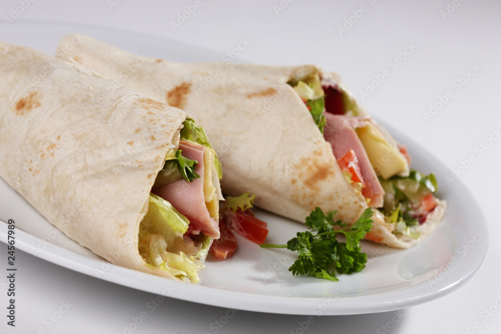 Gefüllter Wrap mit Sour Cream, Salat, Käse-Schinkenfüllung Gefüllter Wrap mit Sour Cream, Salat, Käse-Schinkenfüllung