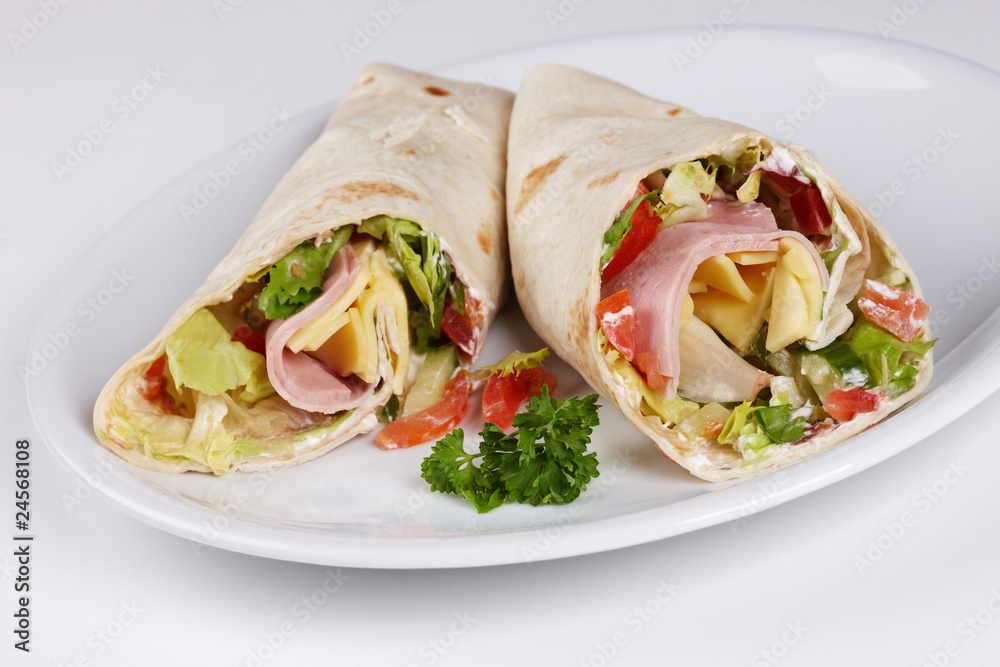 Obraz premium Gefüllter Wrap mit Sour Cream, Salat, Käse-Schinkenfüllung