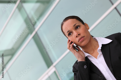 Portrait d'une femme d'affaires au téléphone portable