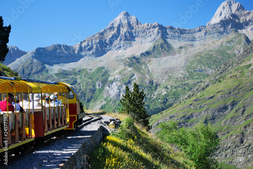 La montagne et le train © Yvann K