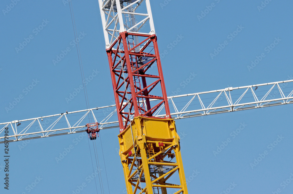Gru sovrapposte in un cantiere edile Gru sovrapposte in un cantiere edile