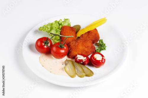 Chicken Nuggets mit Tomaten und Salatbeilage