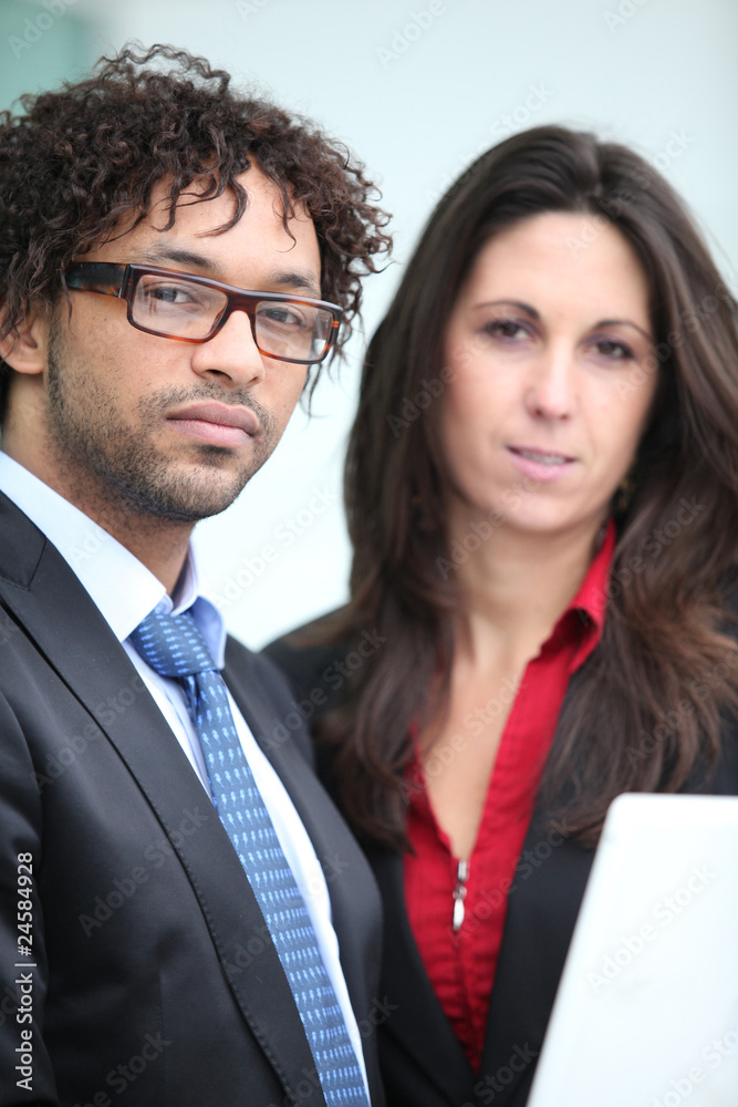 Portrait d'un homme et d'une femme d'affaires Portrait d'un homme et d'une femme d'affaires