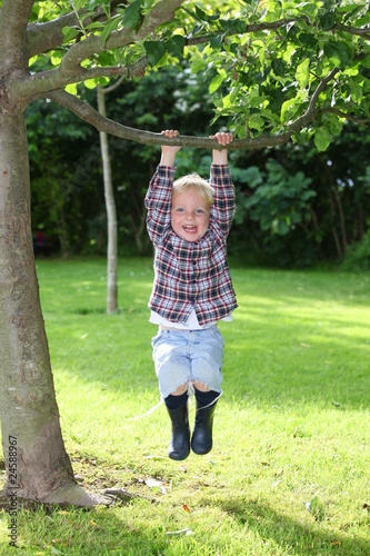 Fröhlicher Junge spielt im Garten