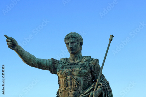 Statua imperatore romano photo