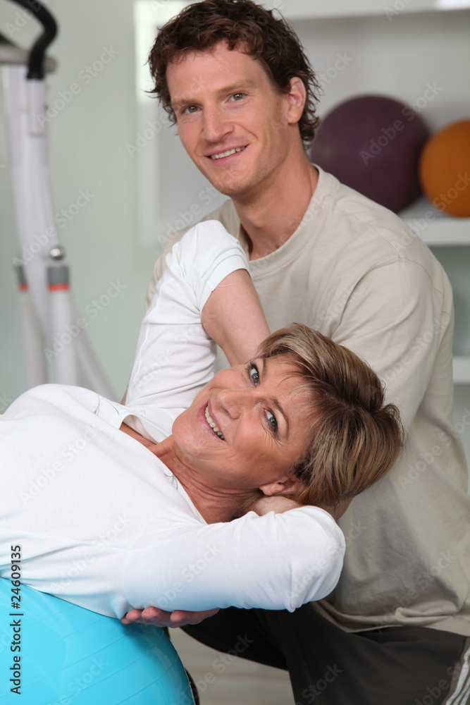 Fototapeta premium Femme senior et entraineur sportif