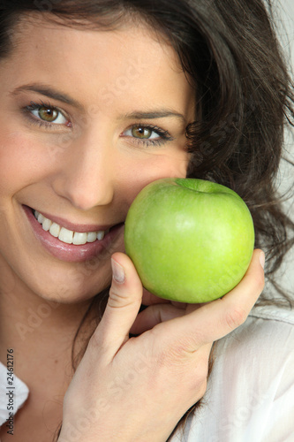 Jeune femme avec une pomme verte
