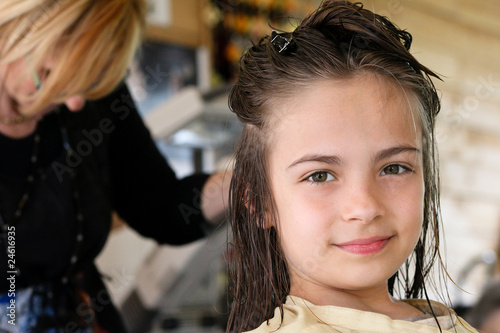 Foto fillette au salon de coiffure