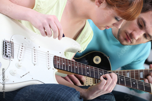 Portrait d'homme et de femmes jouant de la guitare photo