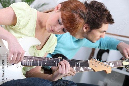 Portrait d'homme et de femmes jouant de la guitare