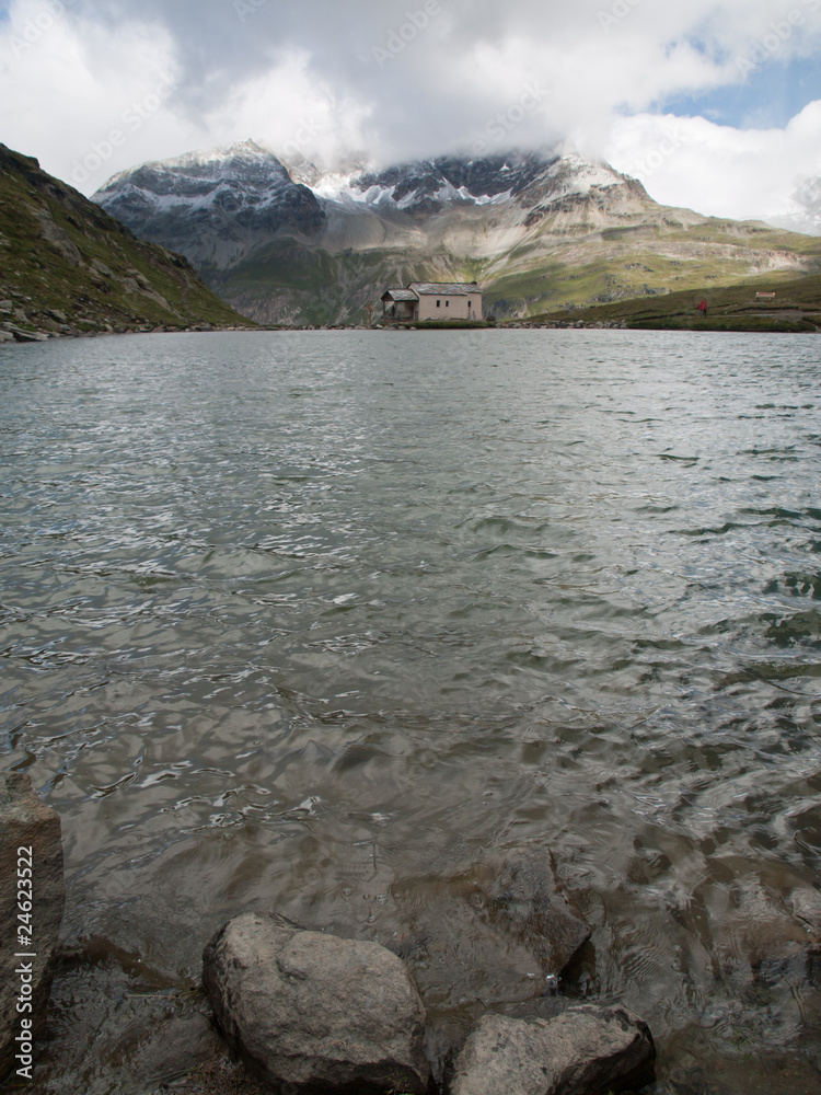 Lac, chapelle, et sommets enneigés