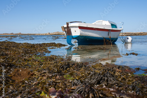 Photo Boat at ebb tide in Bretagne, France
