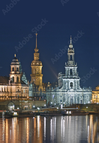 Dresden Elbufer Blick auf Hofkirche
