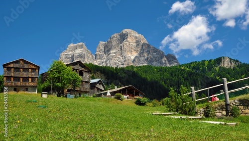 villaggio nelle Dolomiti