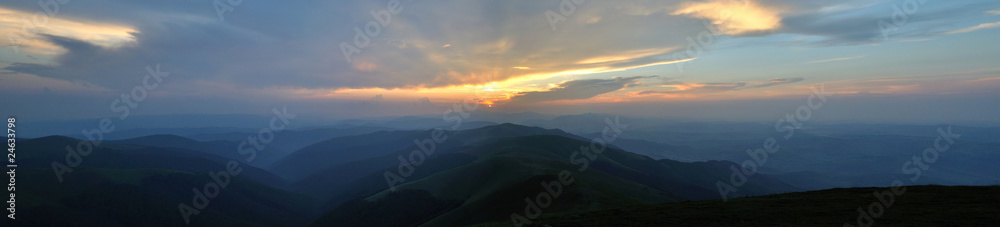 Fototapeta premium Zmierzch nad błękitną góry panoramą