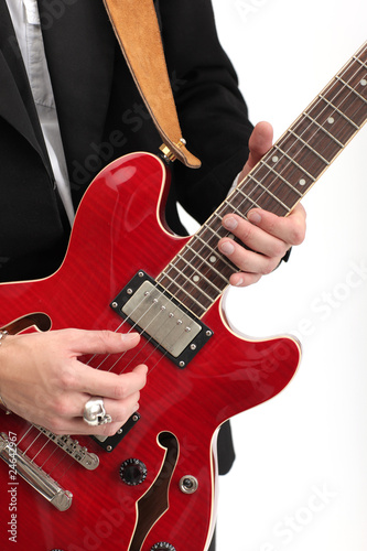 Musiker mit roter Gitarre
