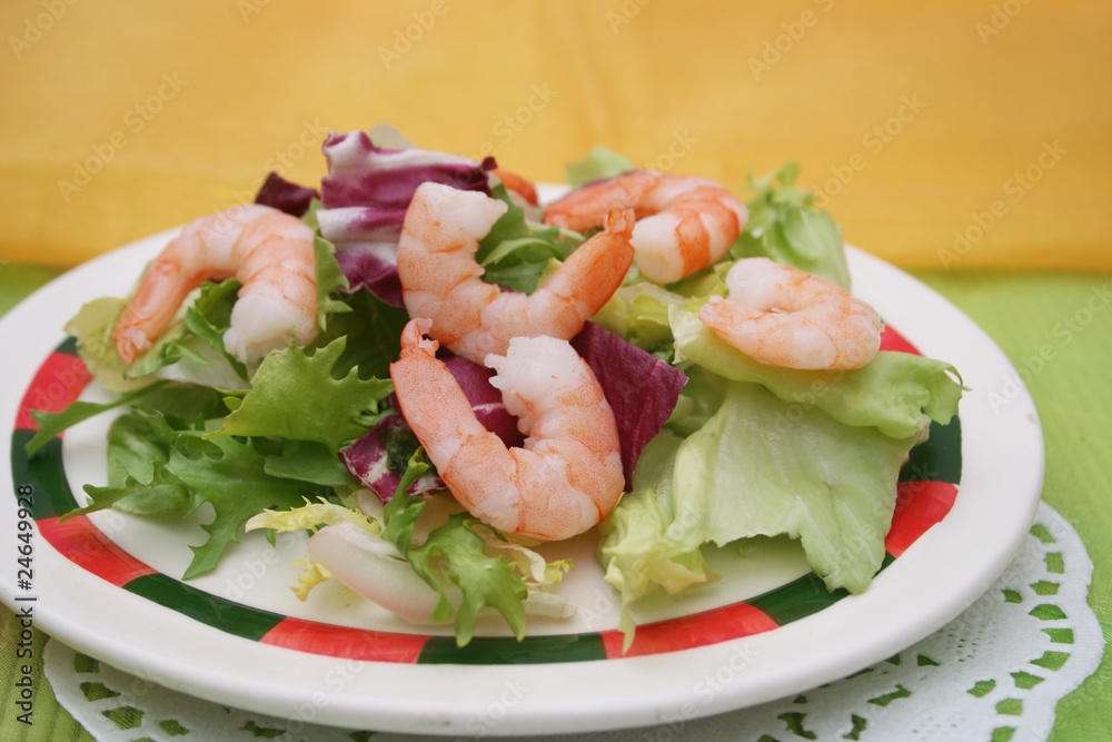 Frischer Salat mit Garnelen