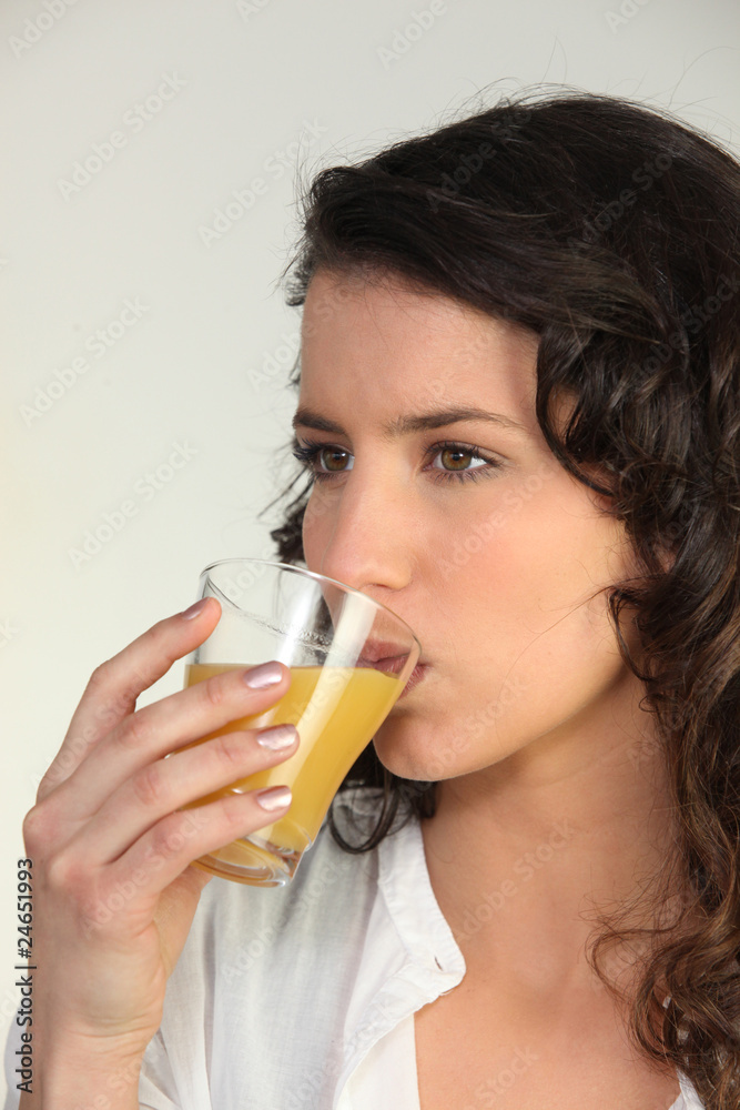 Portrait d'une femme buvant du jus d'orange Portrait d'une femme buvant du jus d'orange