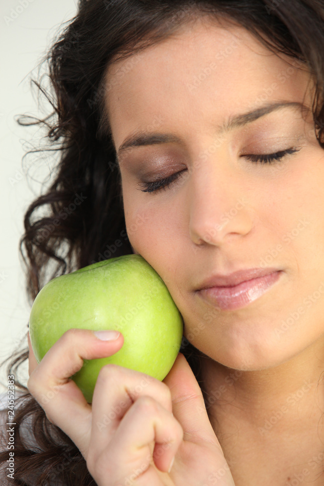 Jeune femme avec une pomme verte Jeune femme avec une pomme verte