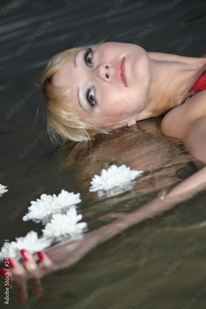 Fototapeta premium blond woman lying in water