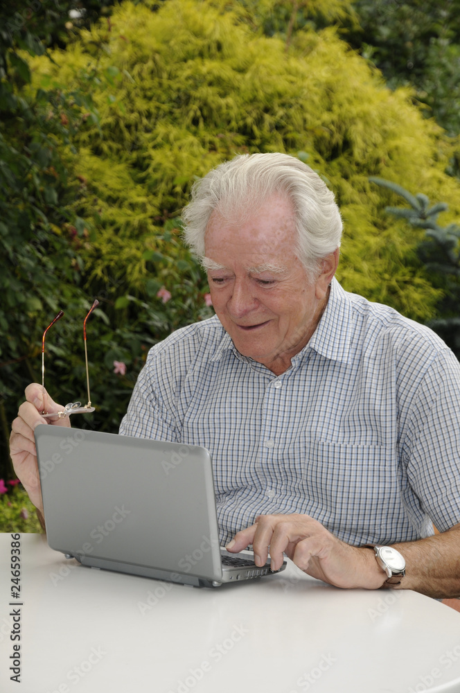 Rentner mit Netbook